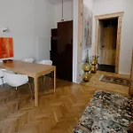 Space Age Apartman *