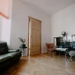 Space Age Apartman *