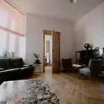 Space Age Apartman *