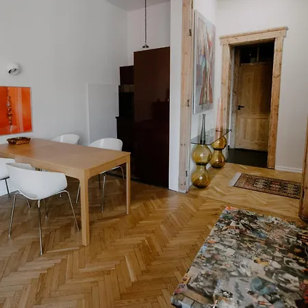 Space Age Apartman *