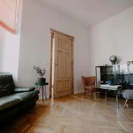 Space Age Apartman *