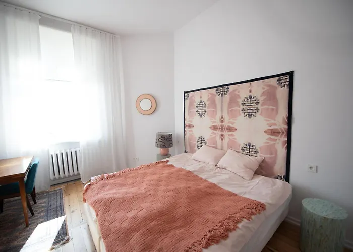 شقة Space Age وودج